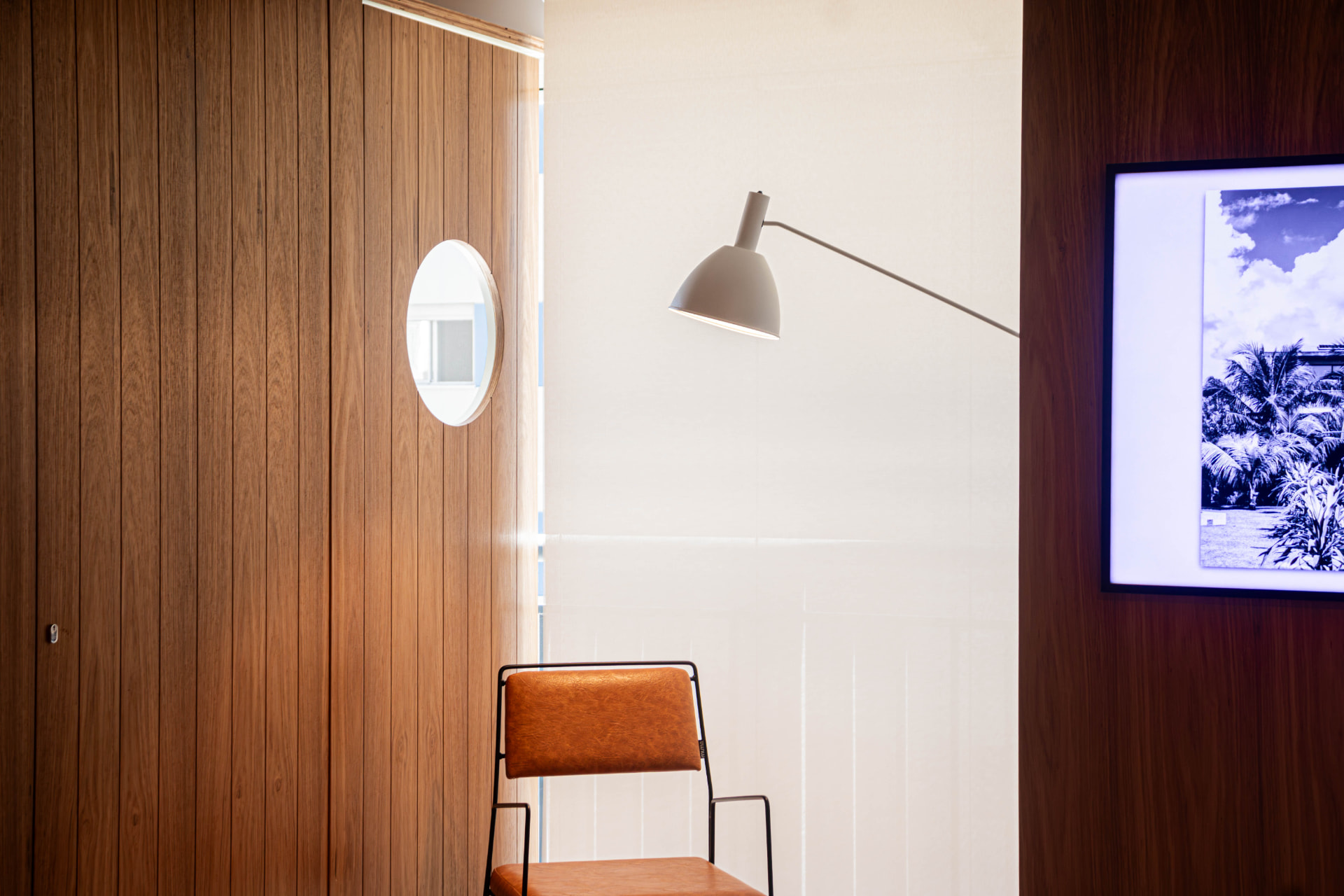 Sala de estar com marcenaria sob medida em madeira executada pela Arandu Marcenaria